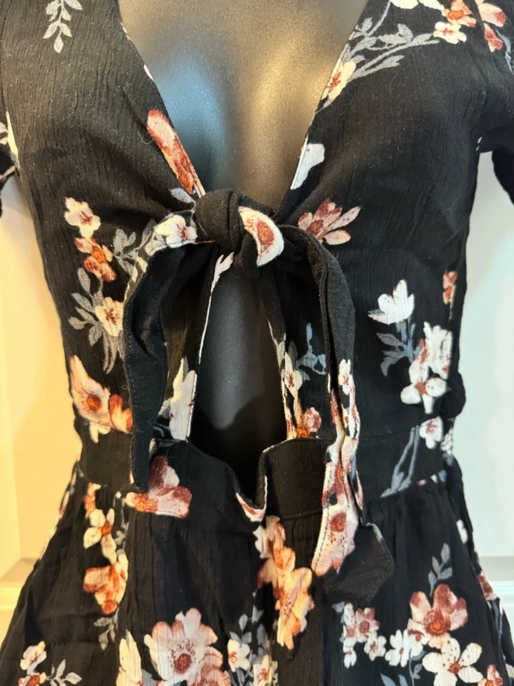 American Eagle Floral Tie-Front Cutout Romper Black Pink Flutter Sleeve Size M - Picture 7 of 9